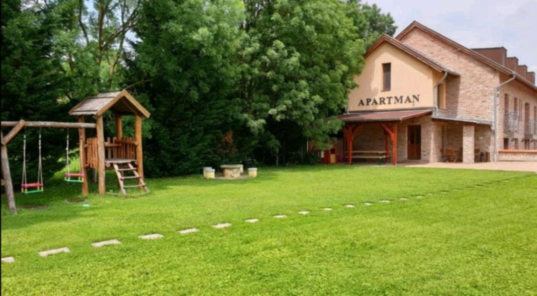 Niki Apartman Gyula Buitenkant foto
