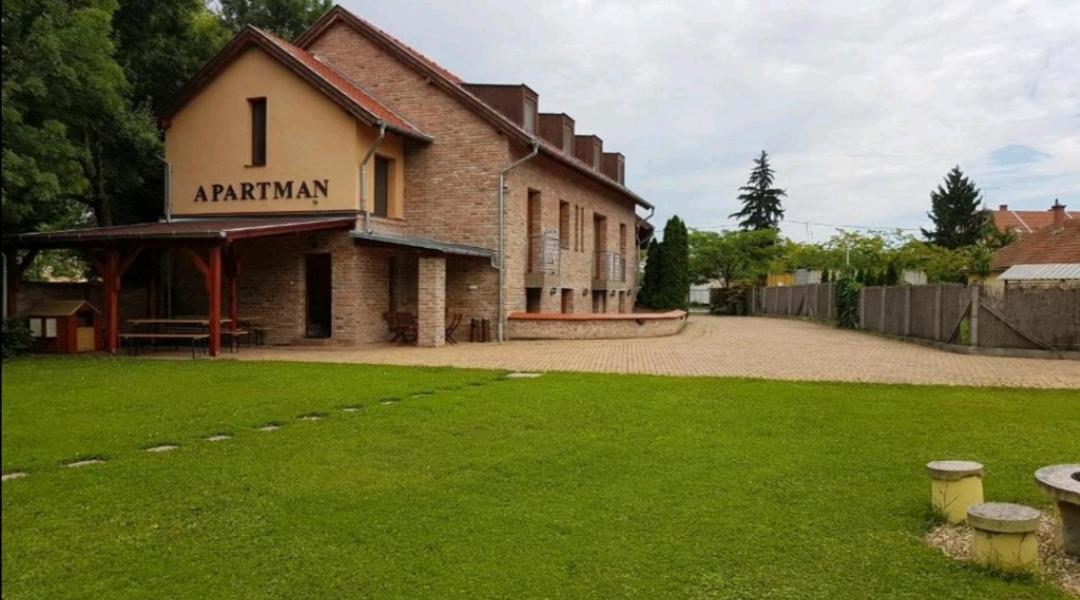 Niki Apartman Gyula Buitenkant foto