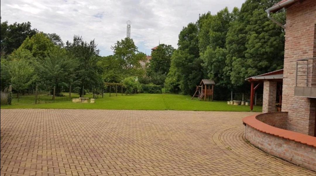 Niki Apartman Gyula Buitenkant foto
