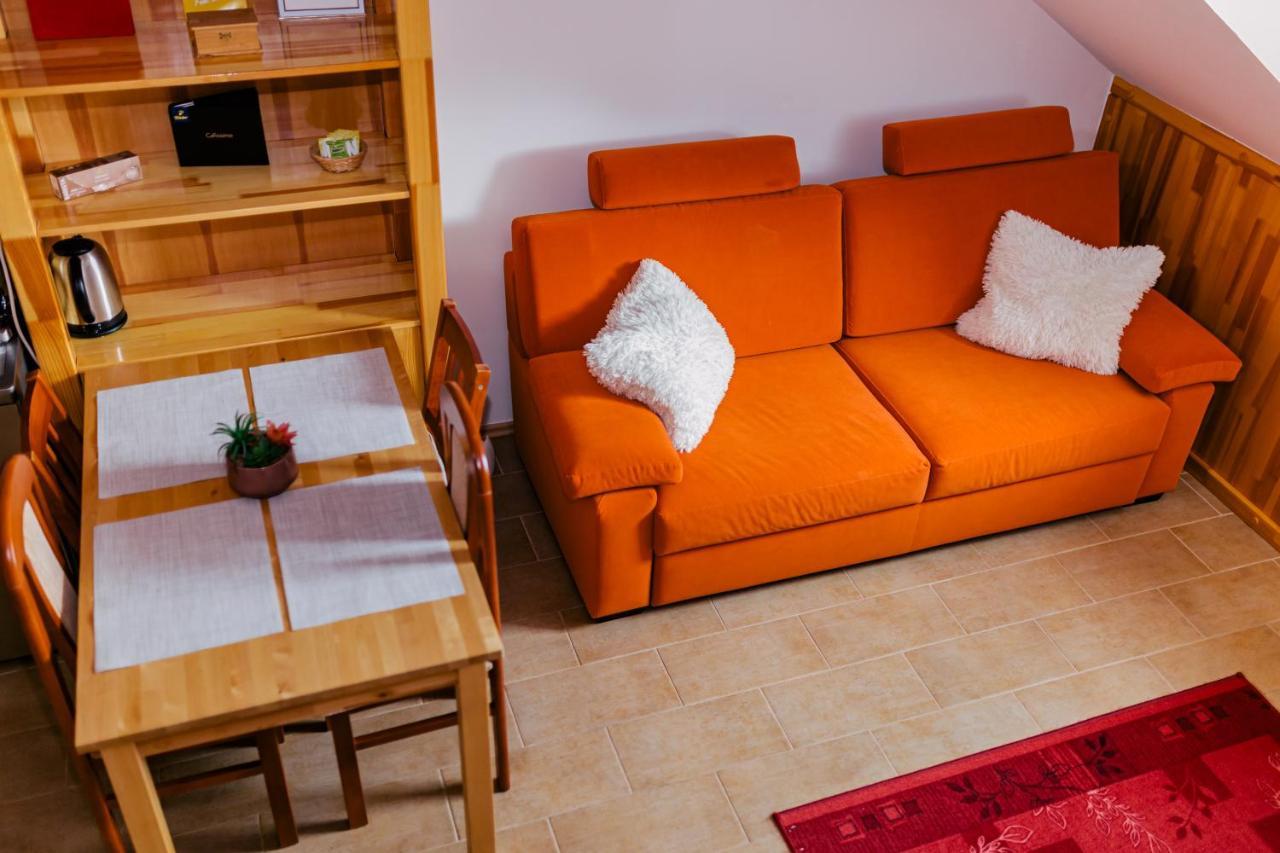 Niki Apartman Gyula Buitenkant foto